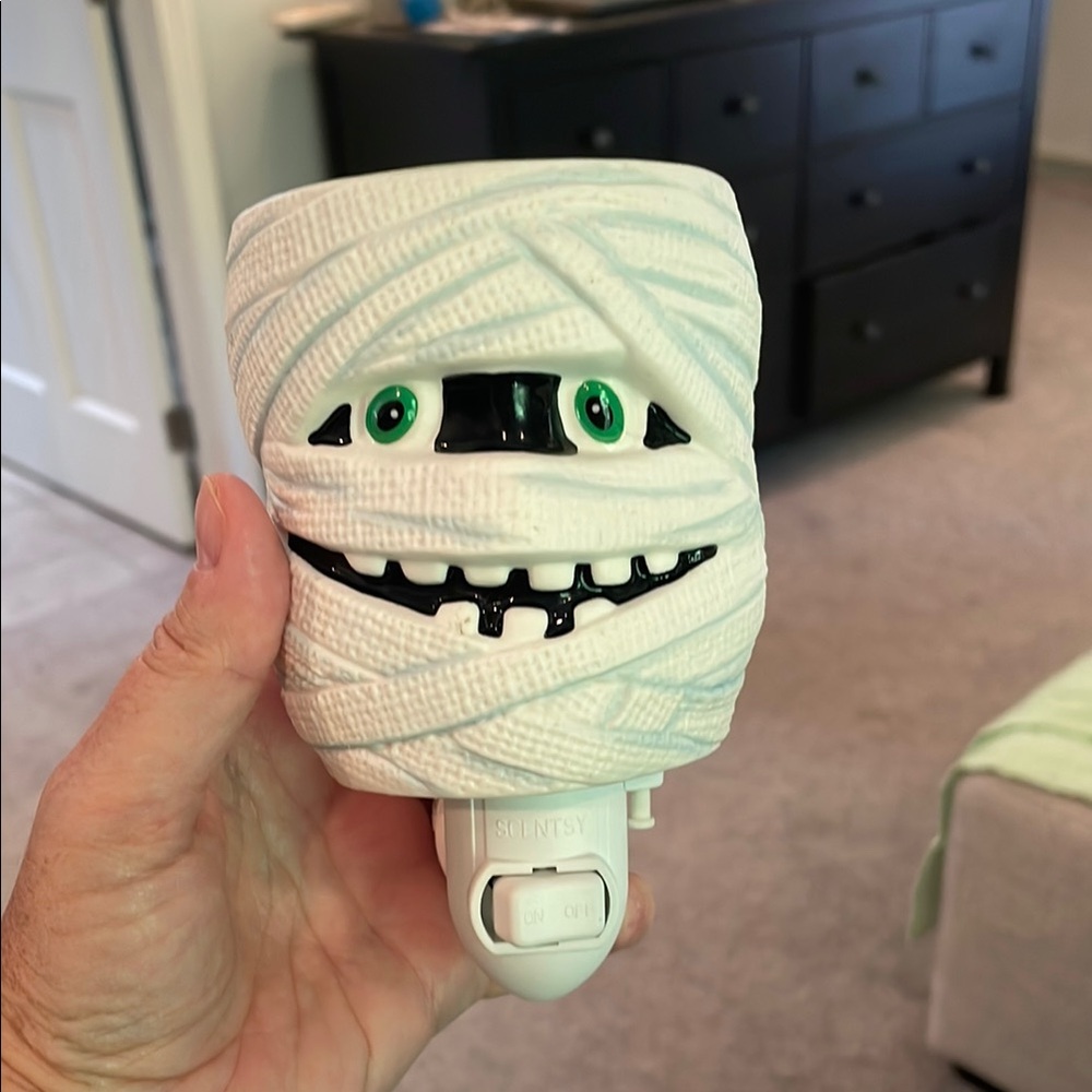 Scentsy Mummy Night Light Warmer - White and Black